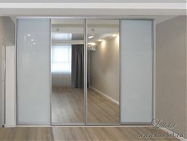 Встроенный шкаф с белым стеклом и зеркалом