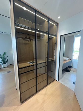 Распашной шкаф с тонированным стеклом и черным профилем Распашной шкаф с тонированным стеклом и черным профилем