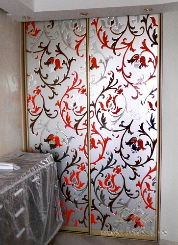 Раздвижные двери с витражом в профиле цвета «матовое золото»