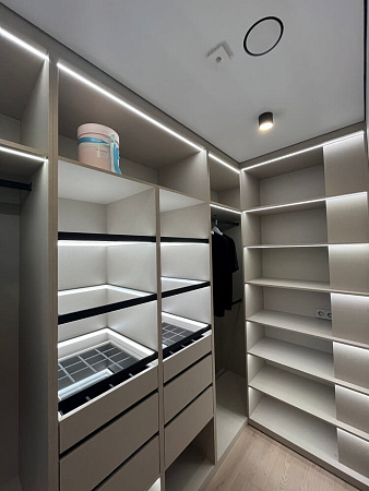 Гардеробная с подсветкой и стеклянными полками Гардеробная с подсветкой и стеклянными полками