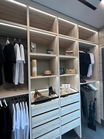 Прямая гардеробная с подсветкой и стеклянными полками Прямая гардеробная с подсветкой и стеклянными полками