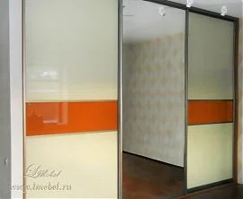 Встроенный трехдверный шкаф-купе с оранжевой вставкой