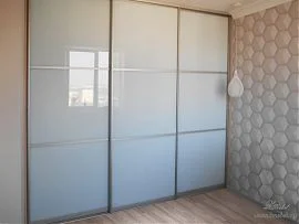Встроенный шкаф-купе с белым стеклом
