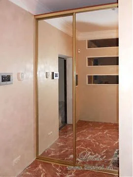 Встроенный зеркальный шкаф-купе в коридоре